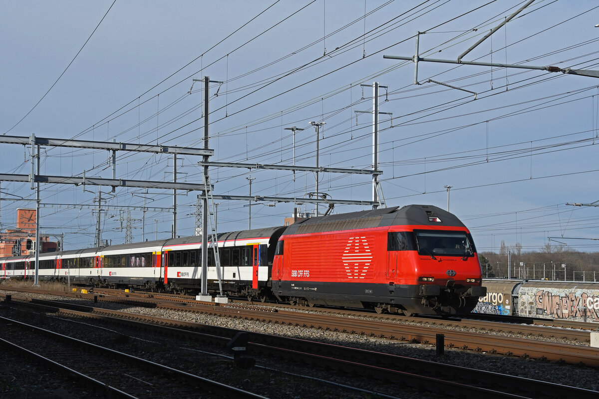 Re 460 113-4 durchfährt am 02.01.2023 den Bahnhof Muttenz.