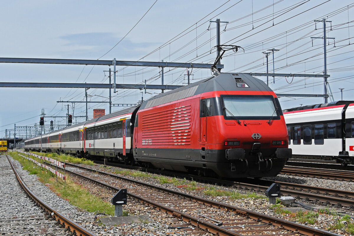 Re 460 113-4 durchfährt am 18.06.2024 den Bahnhof Muttenz.