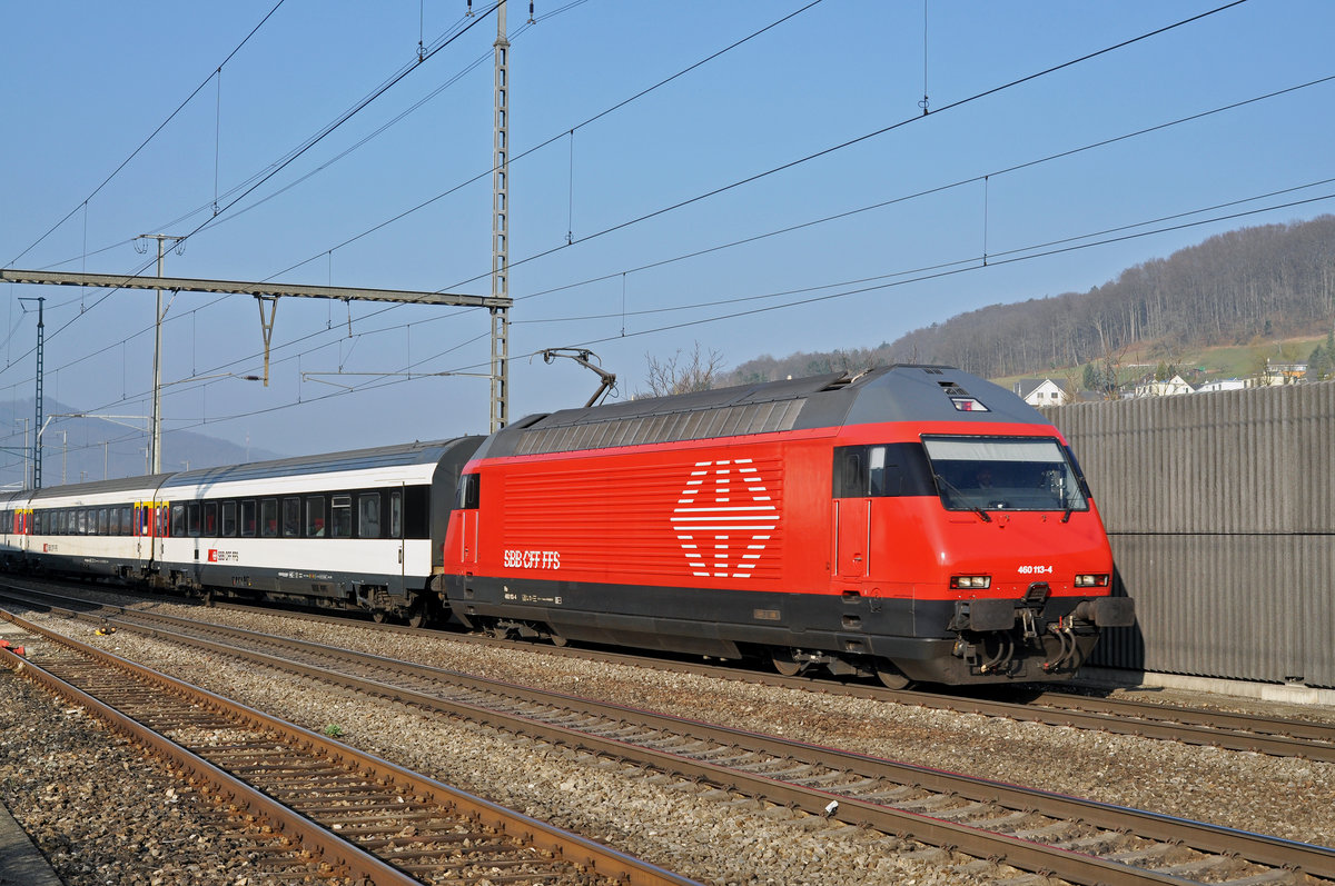 Re 460 113-4 durchfährt den Bahnhof Gelterkinden. Die Aufnahme stammt vom 16.03.2017.