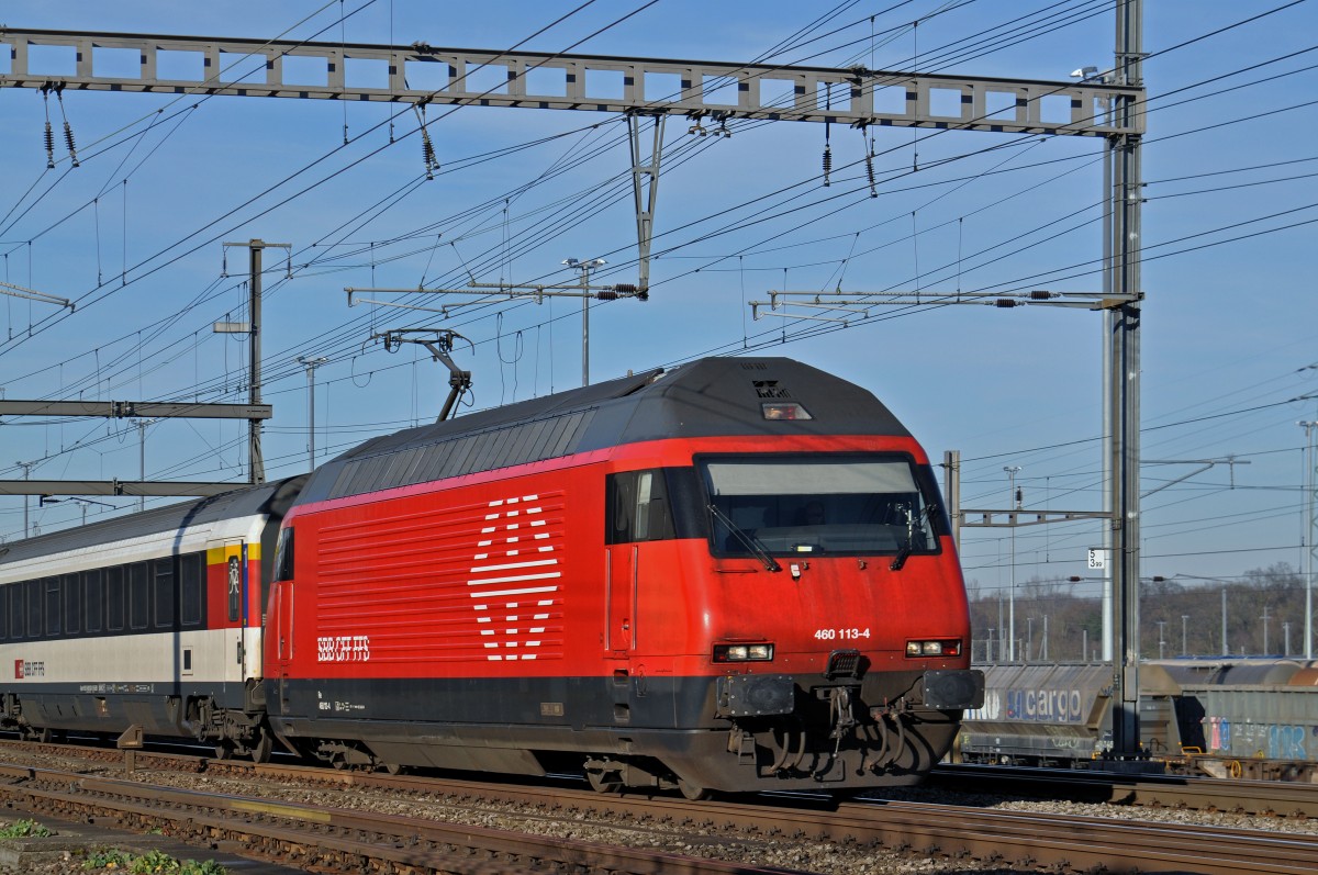 Re 460 113-4 durchfährt den Bahnhof Muttenz. Die Aufnahme stammt vom 28.12.2015.