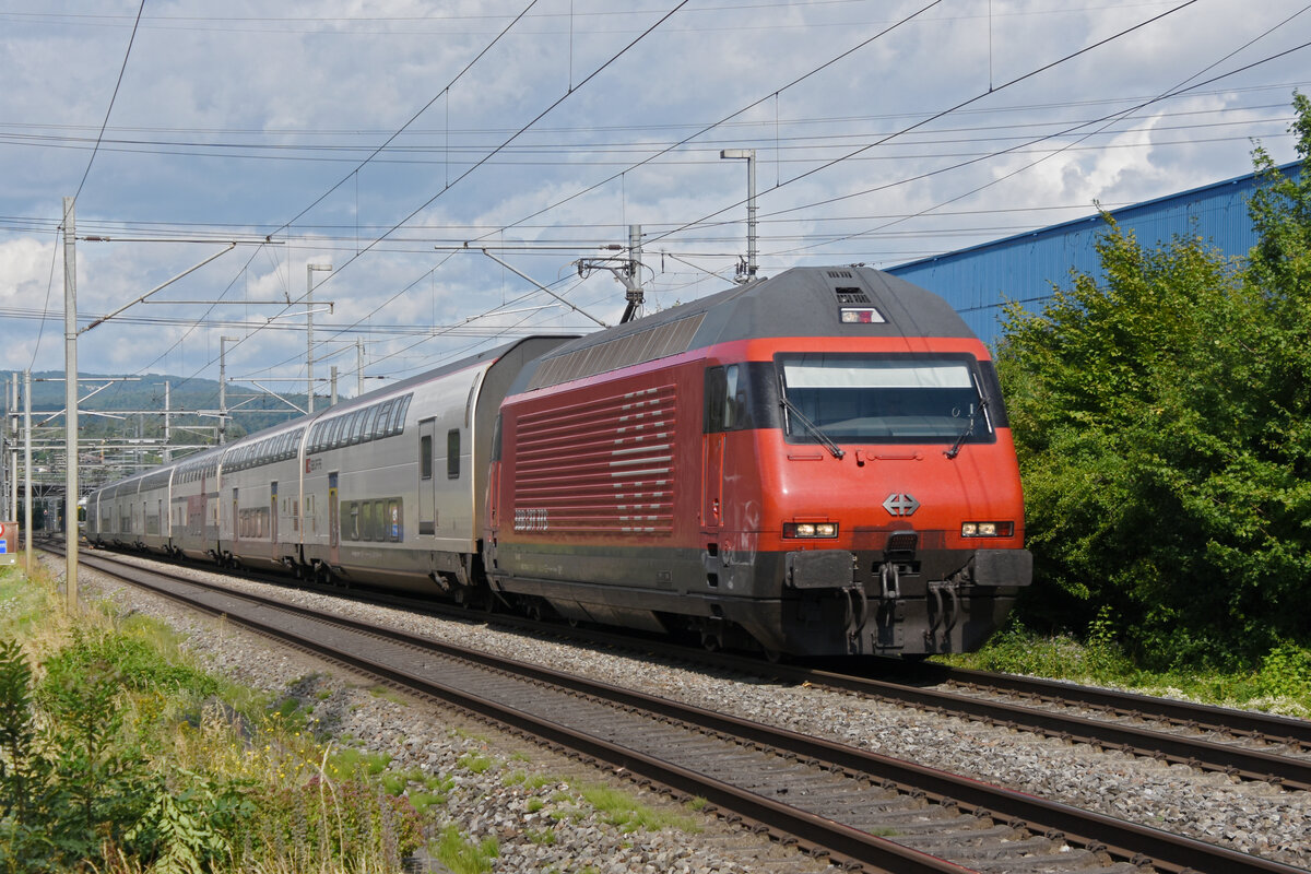 Re 460 113-4 fährt am 28.07.2023 Richtung Bahnhof Itingen.