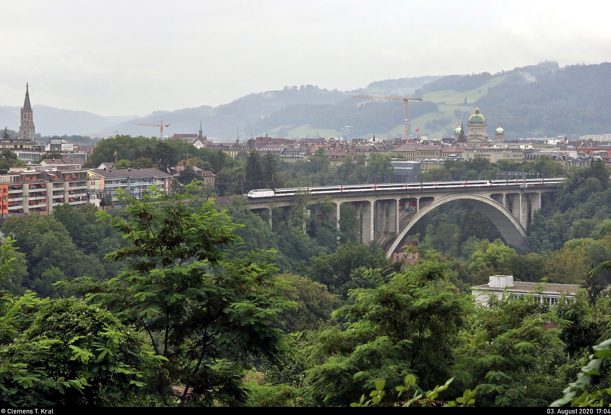 Re 460 113-4  Irchel , mit Werbung für das 100-jährige Jubiläum der Gewerkschaft des Verkehrspersonals (SEV), überquert auf dem Lorraineviadukt in Bern (CH) die Aare.
Aufgenommen vom Parc Café Innere Enge.

🧰 SBB
🚝 IR 2527 (IR 15) Bern (CH)–Luzern (CH)
🕓 3.8.2020 | 17:04 Uhr