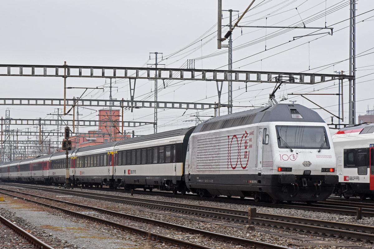 Re 460 113-4 mit der Werbung für 100 Jahre SEV, durchfährt den Bahnhof Muttenz. Die Aufnahme stammt vom 02.03.2019.