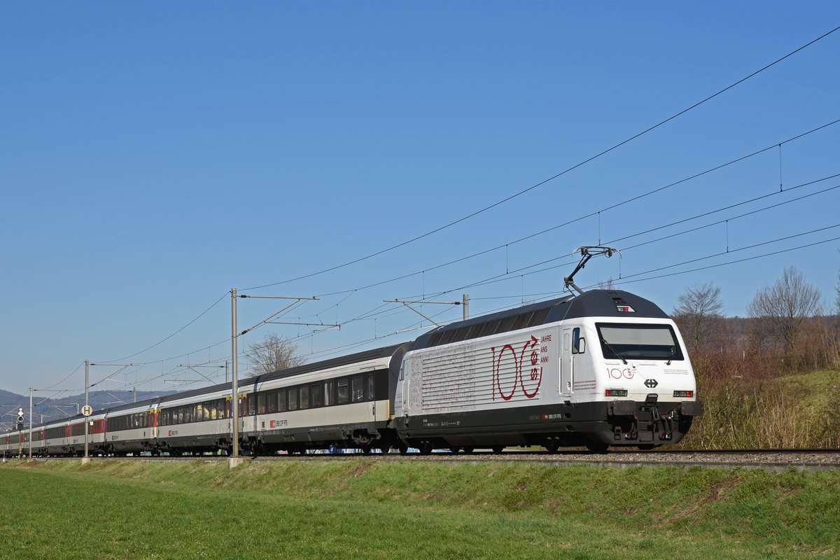 Re 460 113-4 mit der Werbung für 100 Jahre SEV, fährt Richtung Bahnhof Itingen. Die Aufnahme stammt vom 21.03.2019.