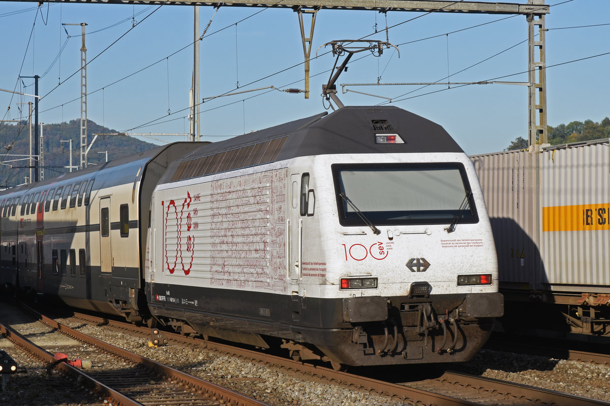 Re 460 113-4 mit der Werbung für 100 Jahre SEV, durchfährt den Bahnhof Gelterkinden. Die Aufnahme stammt vom 17.09.2019.