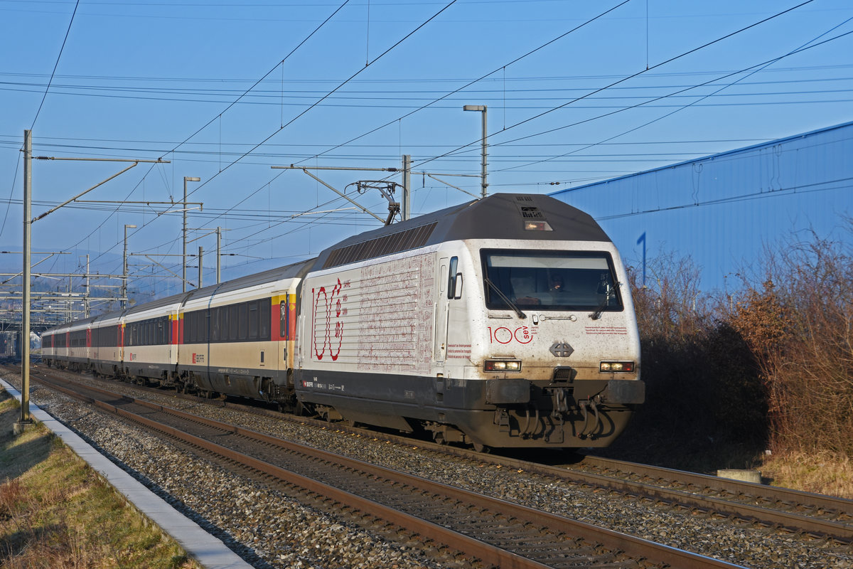 Re 460 113-4 mit der Werbung für 100 Jahre SEV, fährt Richtung Bahnhof Itingen. Die Aufnahme stammt vom 21.01.2020.