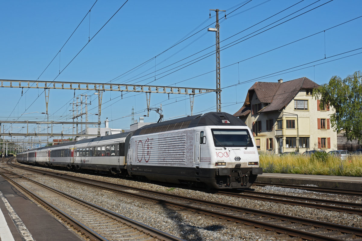 Re 460 113-4 mit der Werbung für 100 Jahre SEV, durchfährt den Bahnhof Rupperswil. Die Aufnahme stammt vom 24.06.2020.