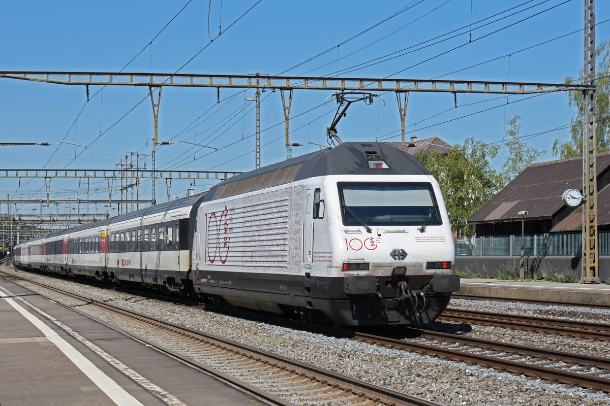 Re 460 113-4 mit der Werbung für 100 Jahre SEV, durchfährt den Bahnhof Rupperswil. Die Aufnahme stammt vom 24.06.2020.