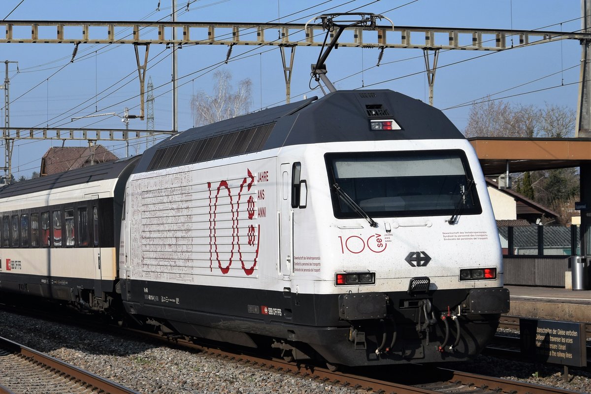 Re 460 113-4 (SEV) schiebt einen Interregio durch Rupperswil AG in Richtung Aarau, aufgenommen am 24.03.2019.