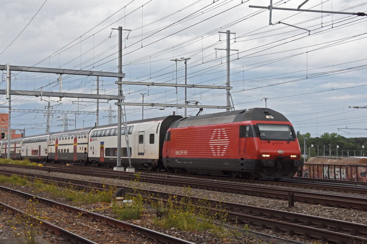 Re 460 114-2 durchfährt am 24.07.2023 den Bahnhof Muttenz.