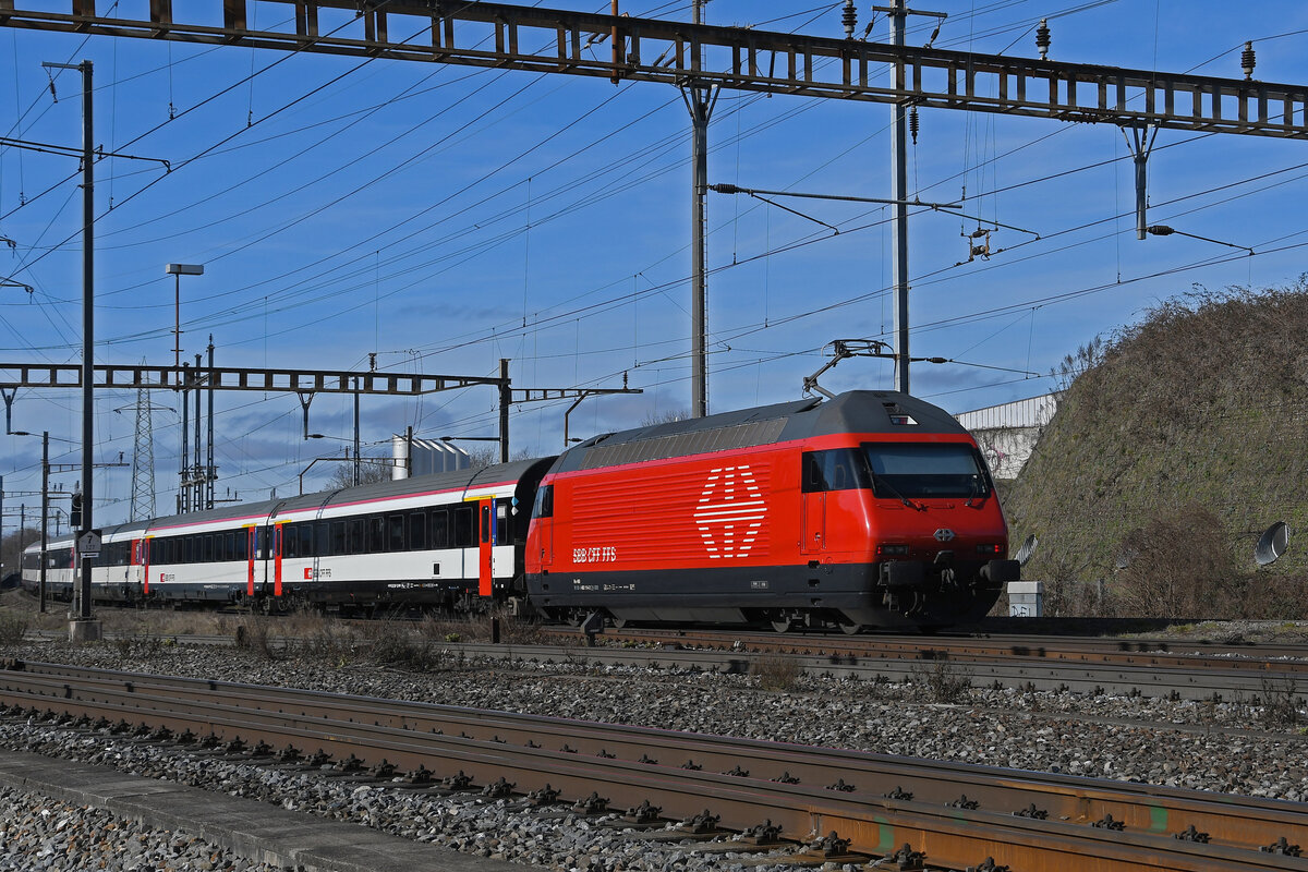 Re 460 114-2 durchfährt am 05.02.2024 den Bahnhof Pratteln.