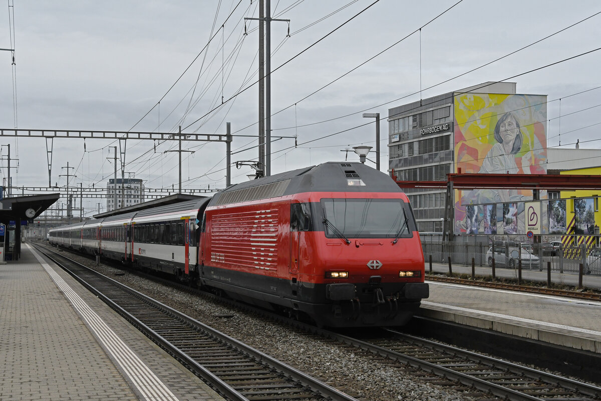 Re 460 114-2 durchfährt am 08.02.2024 den Bahnhof Pratteln.