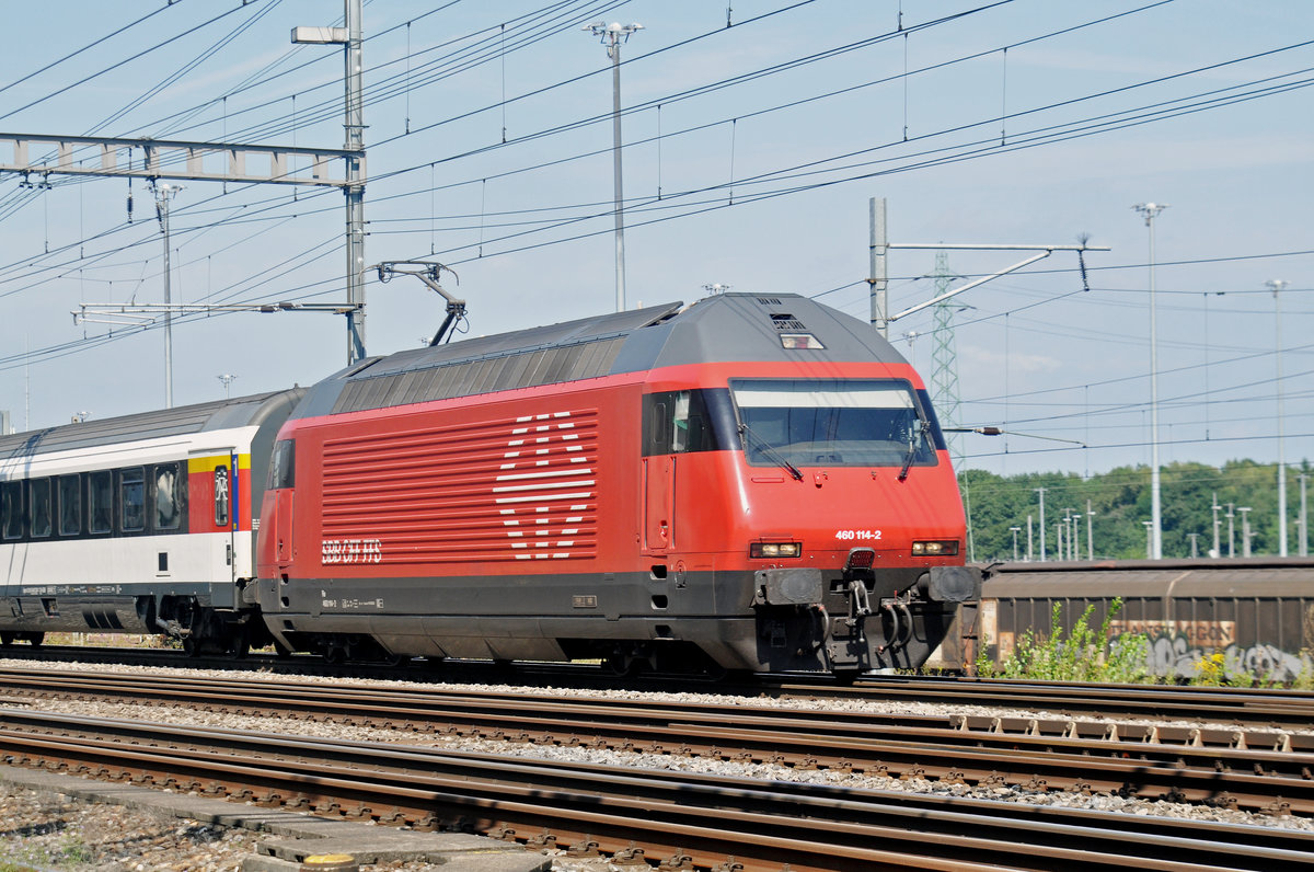 Re 460 114-2 durchfährt den Bahnhof Muttenz. Die Aufnahme stammt vom 24.08.2017.