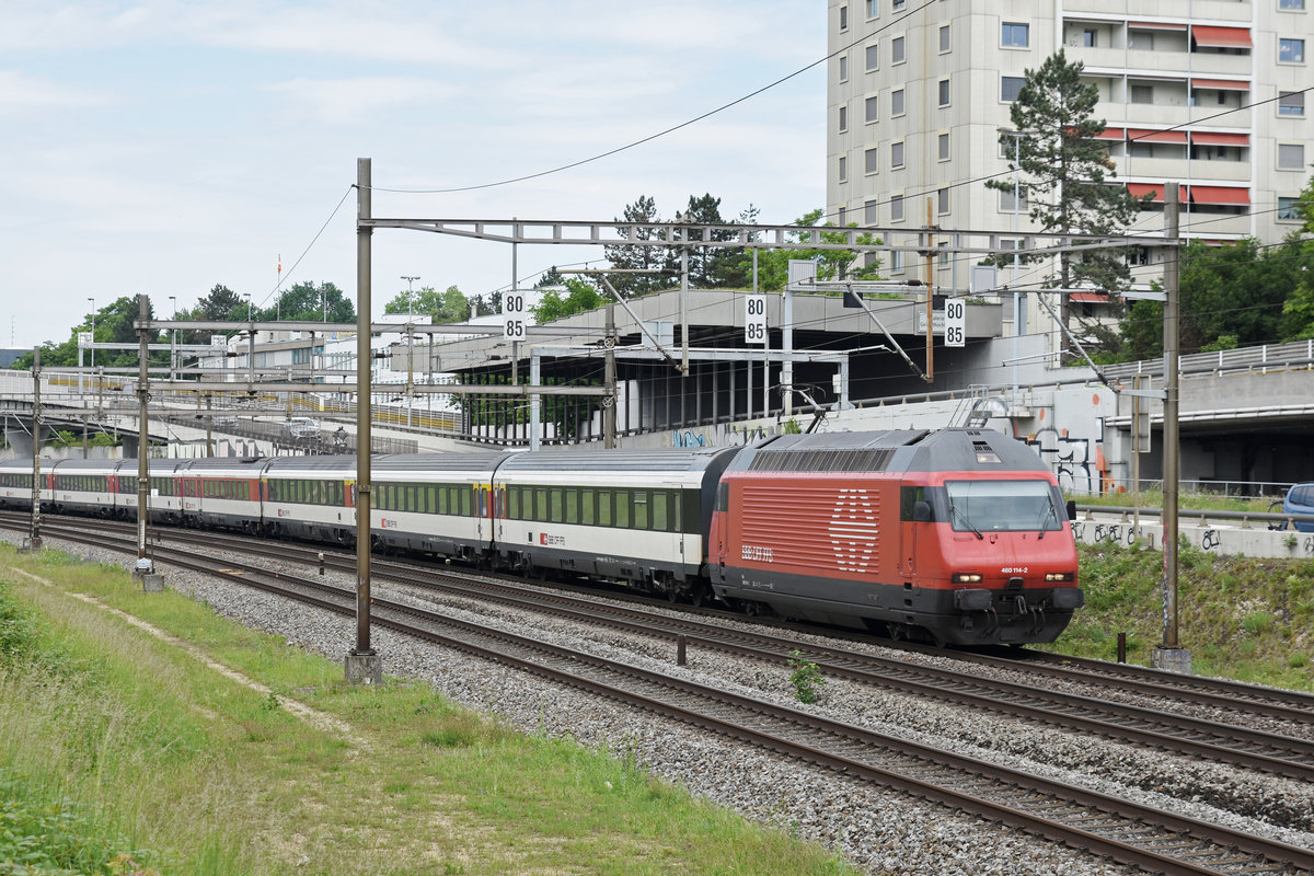 Re 460 114-2 fährt Richtung Bahnhof Muttenz. Die Aufnahme stammt vom 21.05.2018.