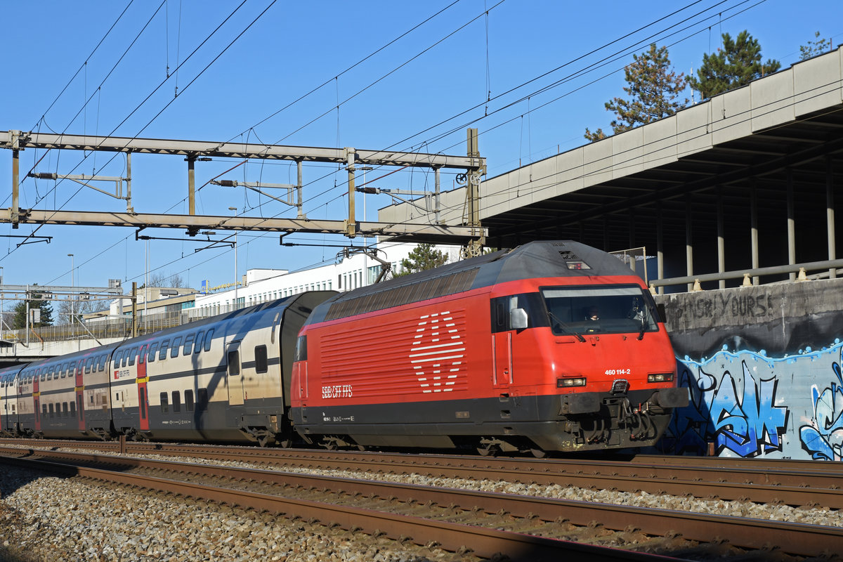 Re 460 114-2 fährt Richtung Bahnhof Muttenz. Die Aufnahme stammt vom 03.01.2019.
