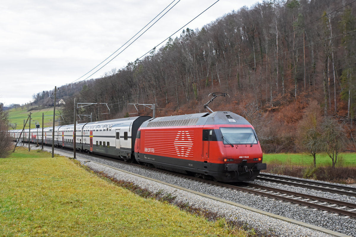 Re 460 115-3 fährt Richtung Bahnhof Gelterkinden. Die Aufnahme stammt vom 23.12.2020.