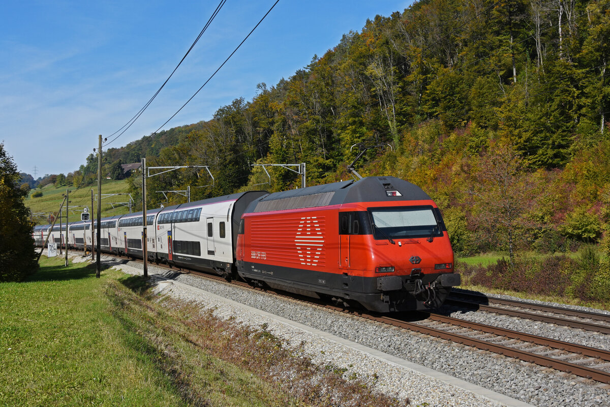 Re 460 115-7 fährt Richtung Bahnhof Gelterkinden. Die Aufnahme stammt vom 18.10.2021.