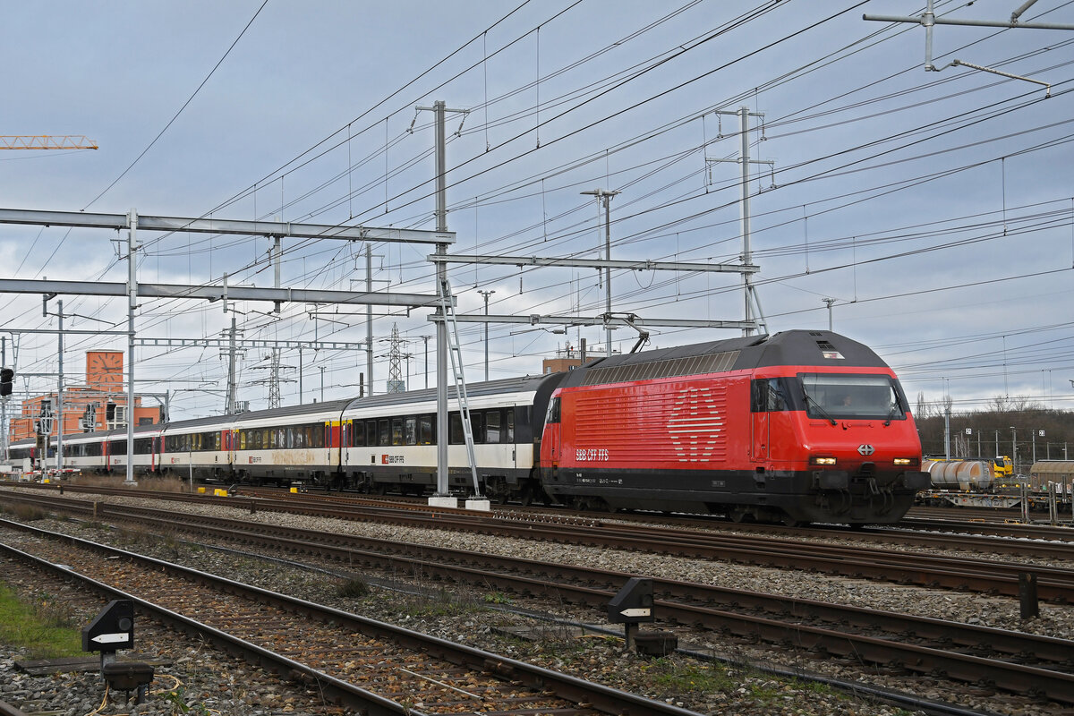 Re 460 115-9 durchfährt am 09.01.2023 den Bahnhof Muttenz.