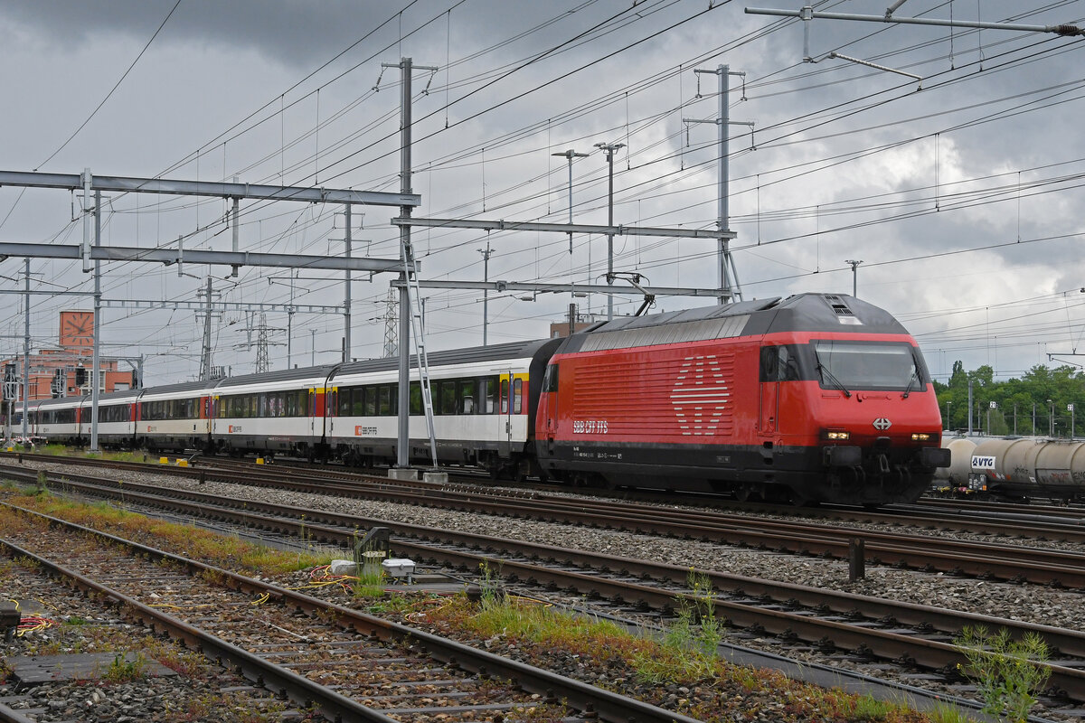 Re 460 115-9 durchfährt am 08.05.2023 den Bahnhof Muttenz.