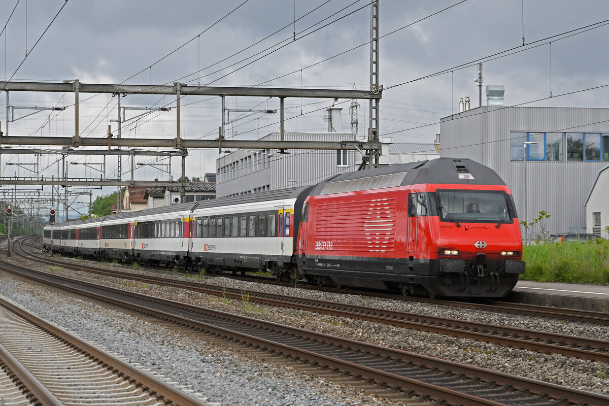 Re 460 115-9 durchfährt am 12.05.2023 den Bahnhof Rupperswil.