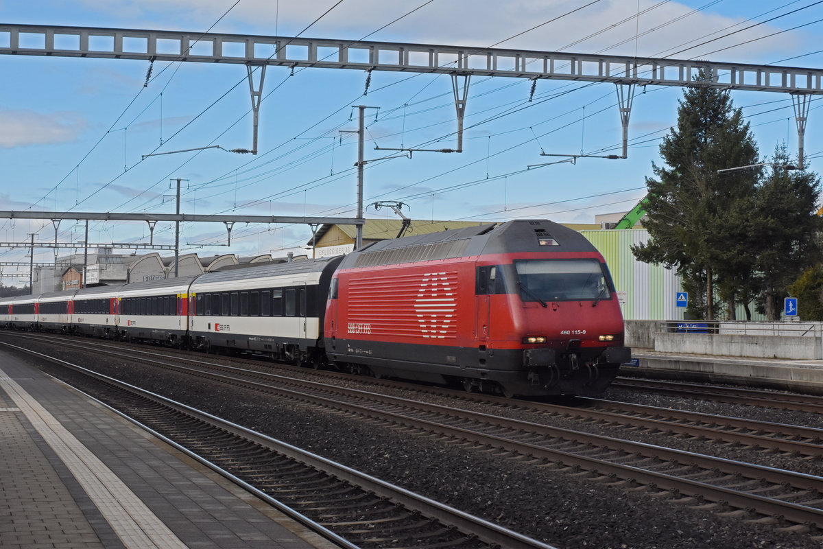 Re 460 115-9 durchfährt den Bahnhof Rothrist. Die Aufnahme stammt vom 11.03.2020.