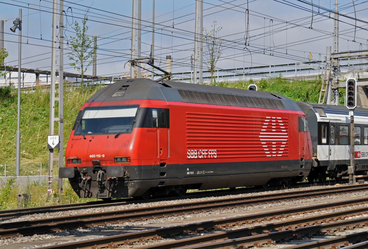 Re 460 115-9 durchfährt den Bahnhof Muttenz. Die Aufnahme stammt vom 17.06.2015.