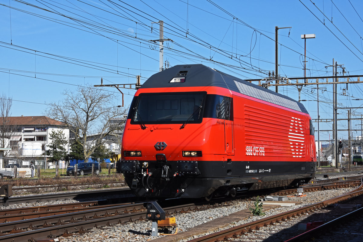 Re 460 115-9 durchfährt nach dem Refit solo den Bahnhof Pratteln. Die Aufnahme stammt vom 24.03.2021.