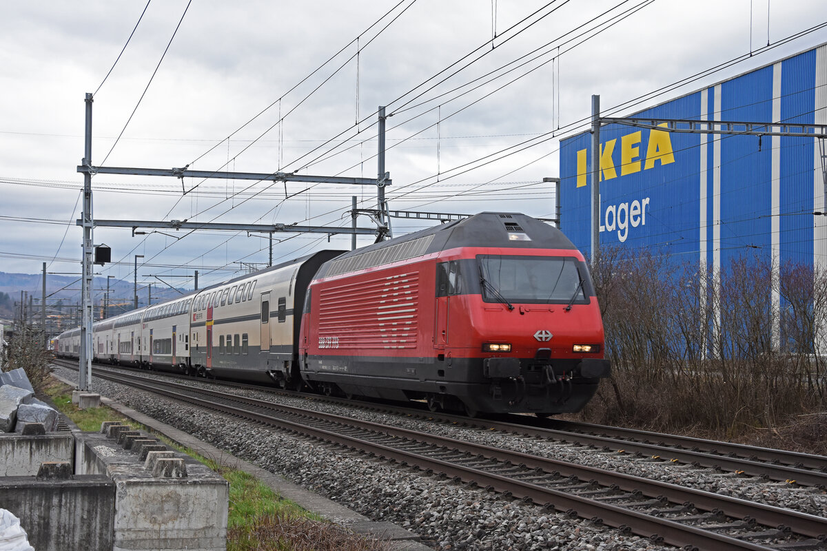 Re 460 115-9 fährt am 16.02.2024 Richtung Station Itingen.
