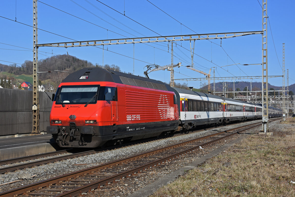 Re 460 115-9 wartet beim Bahnhof Gelterkinden. Die Aufnahme stammt vom 04.03.2022.