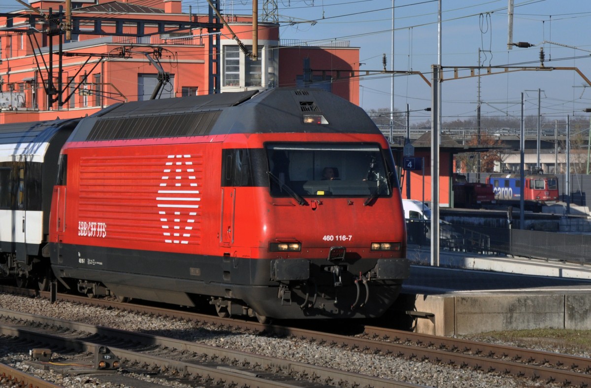 Re 460 116-7 durchfährt den Bahnhof Muttenz. Die Aufnahme stammt vom 09.12.2013.