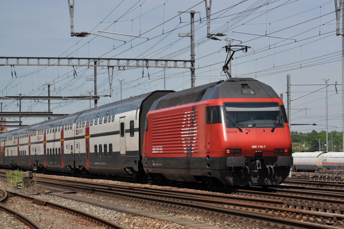 Re 460 116-7 durchfährt den Bahnhof Muttenz. Die Aufnahme stammt vom 05.05.2014 und wurde von einem Parkplatz, der an Abstellgleise grenzt gemacht.