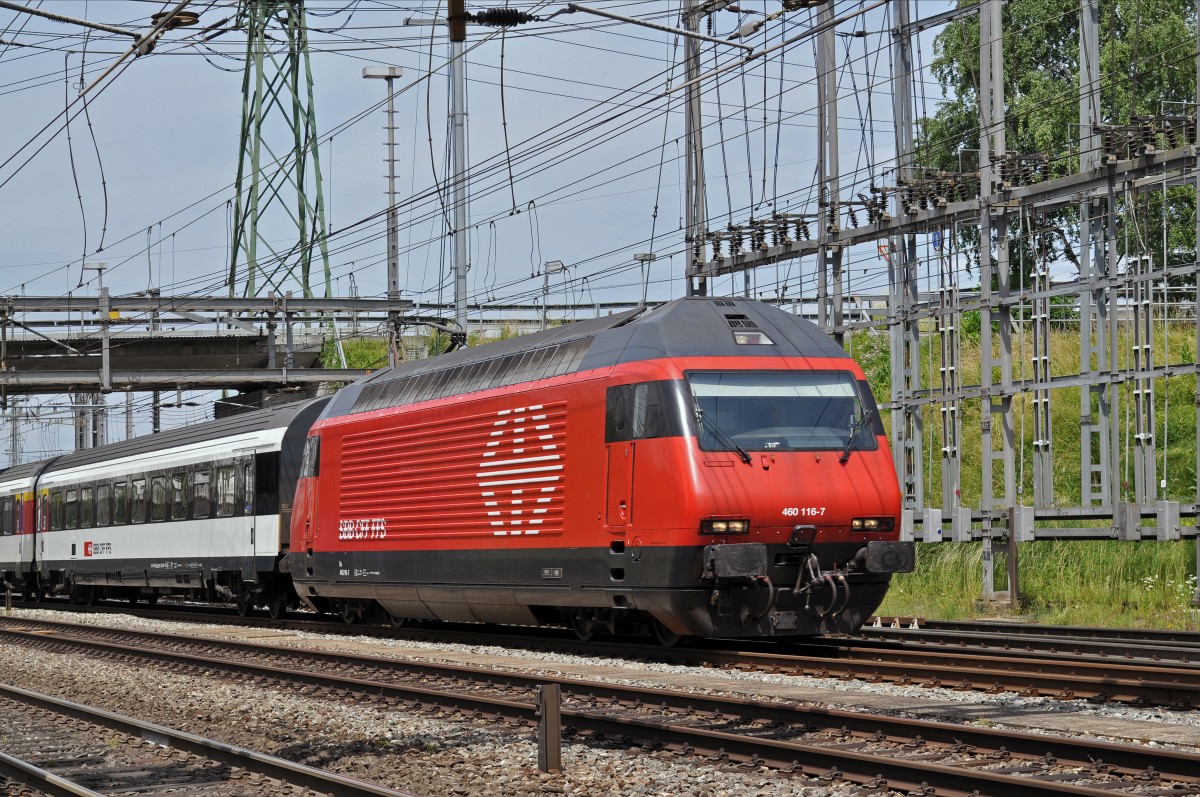 Re 460 116-7 durchfährt den Bahnhof Muttenz. Die Aufnahme stammt vom 12.06.2015.