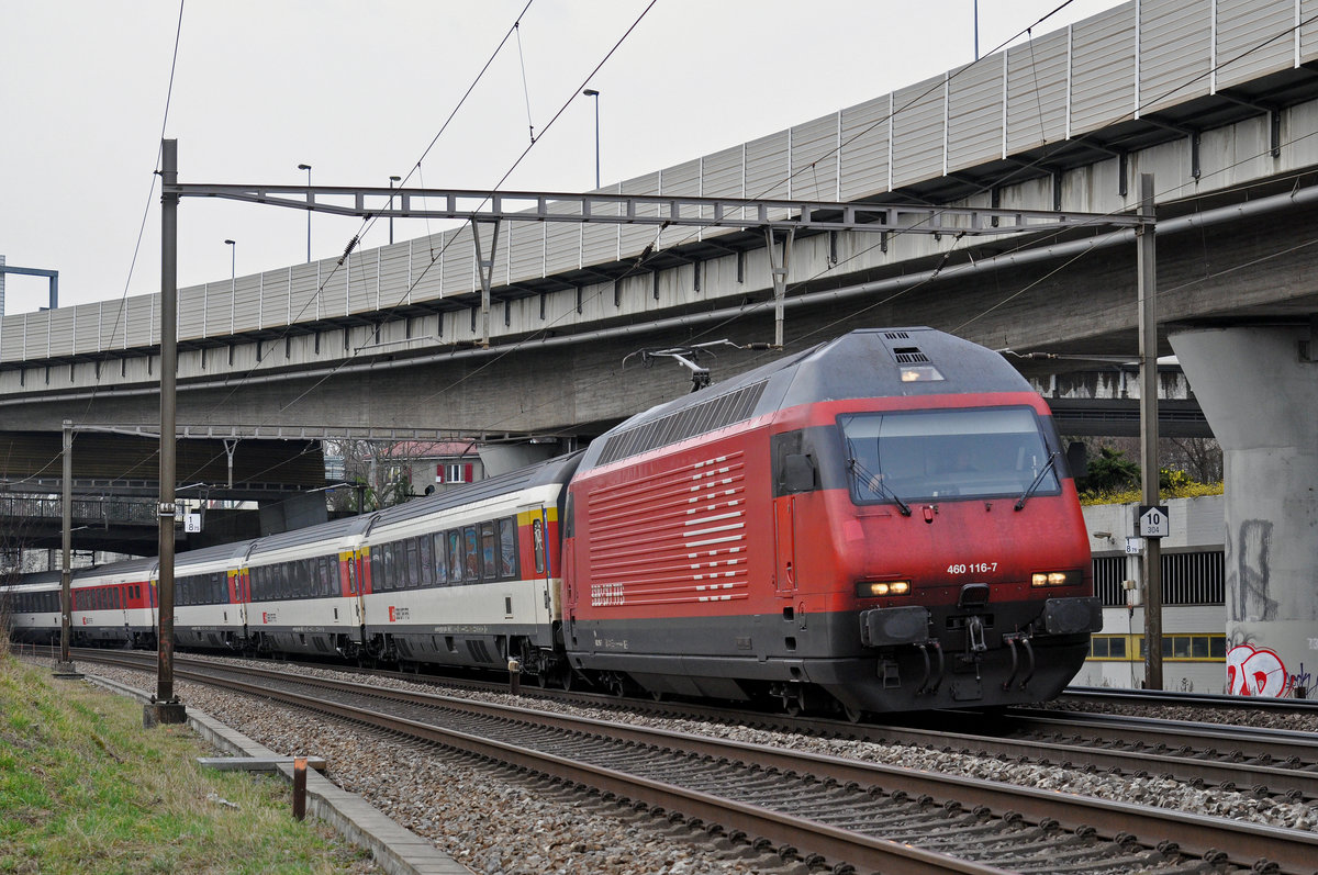 Re 460 116-7 fährt Richtung Bahnhof Muttenz. Die Aufnahme stammt vom 05.02.2018.