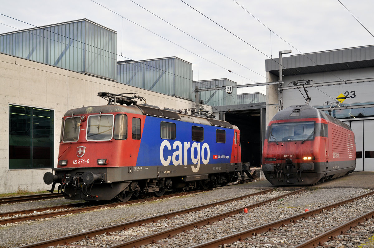 Re 460 116-7 und die Re 421 371-6 stehen beim Lok Depot hinter dem Bahnhof SBB. Die Aufnahme stammt vom 13.12.2016.