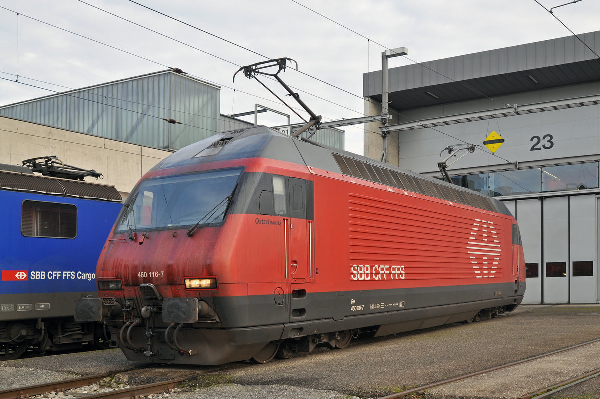 Re 460 116-7 steht beim Lok Depot hinter dem Bahnhof SBB. Die Aufnahme stammt vom 13.12.2016.