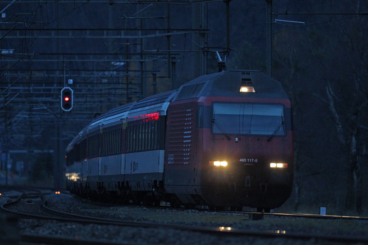 Re 460 117-5 braust bei fortgeschrittener Dämmerung mit einem Ic von Chur nach Zürich HB bei Weesen vorbei.Bild vom 22.11.2014