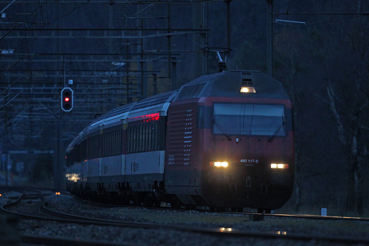 Re 460 117-5 braust bei fortgeschrittener Dämmerung mit einem Ic von Chur nach Zürich HB bei Weesen vorbei.Bild vom 22.11.2014