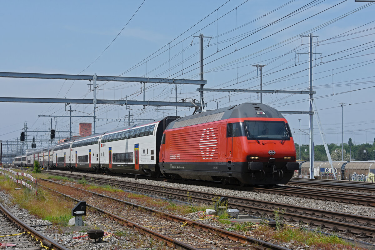 Re 460 117-5 durchfährt am 21.05.2023 den Bahnhof Muttenz.