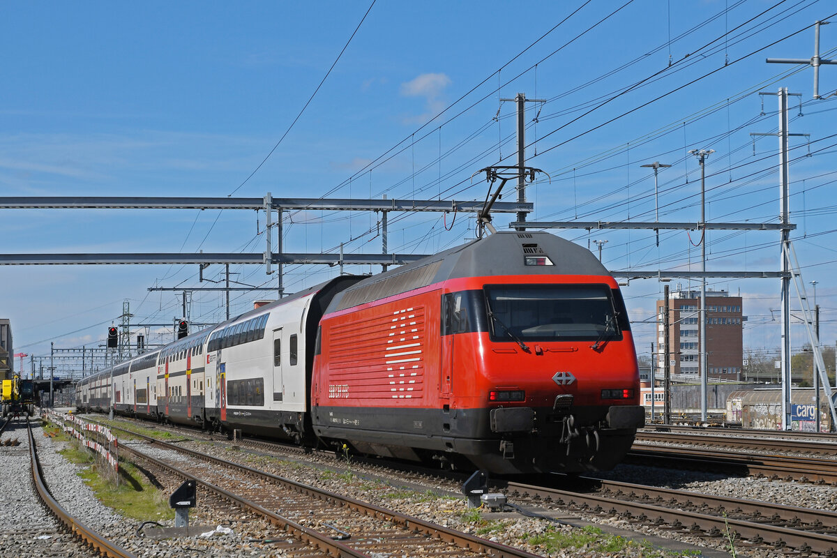 Re 460 117-5 durchfährt am 25.03.2024 den Bahnhof Muttenz.