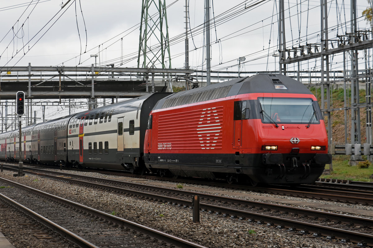 Re 460 117-5 durchfährt den Bahnhof Muttenz. Die Aufnahme stammt vom 26.10.2018.