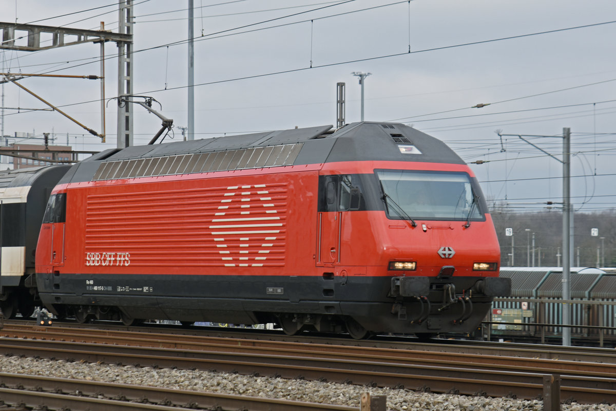 Re 460 117-5 durchfährt den Bahnhof Muttenz. Die Aufnahme stammt vom 12.01.2020.