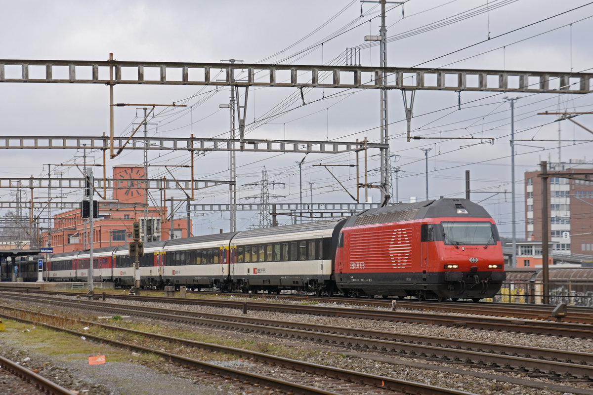 Re 460 117-5 durchfährt den Bahnhof Muttenz. Die Aufnahme stammt vom 12.01.2020.