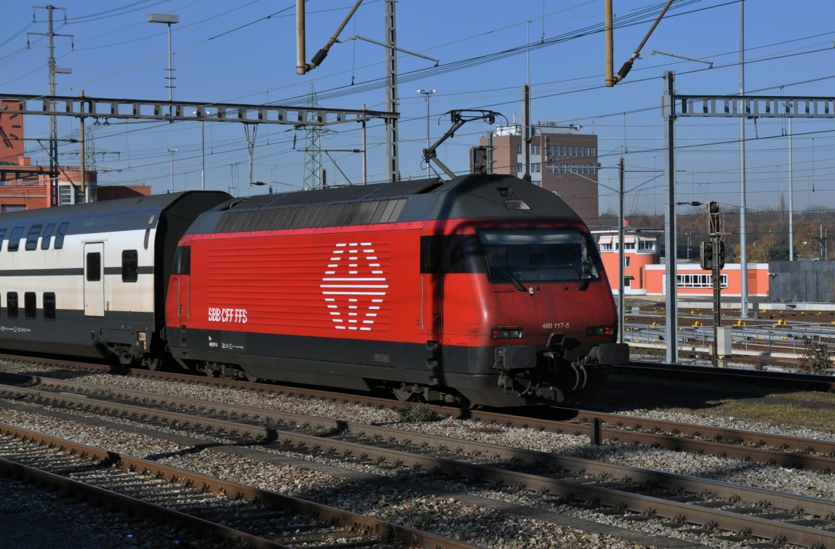 Re 460 117-5 durchfährt den Bahnhof Muttenz. Die Aufnahme stammt vom 09.12.2013.