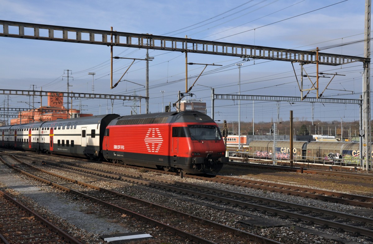 Re 460 117-5 durchfährt den Bahnhof Muttenz. Die Aufnahme stammt vom 21.12.2013.