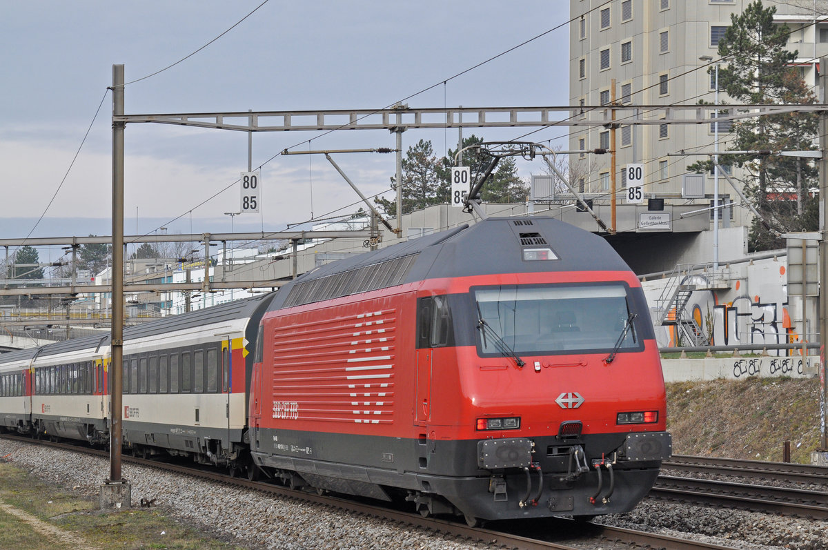 Re 460 117-5 fährt Richtung Bahnhof SBB. Die Aufnahme stammt vom 15.01.2018.