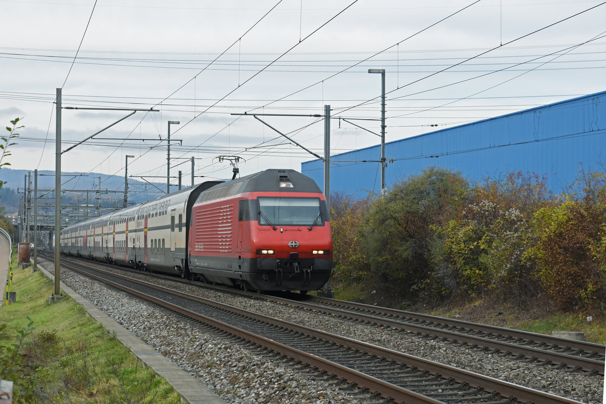 Re 460 117-5 fährt Richtung Bahnhof Itingen. Die Aufnahme stammt vom 24.11.2019.