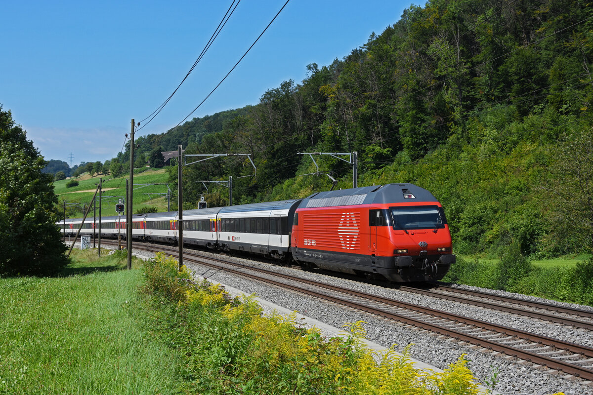 Re 460 117-5 fährt Richtung Bahnhof Tecknau. Die Aufnahme stammt vom 25.08.2021.