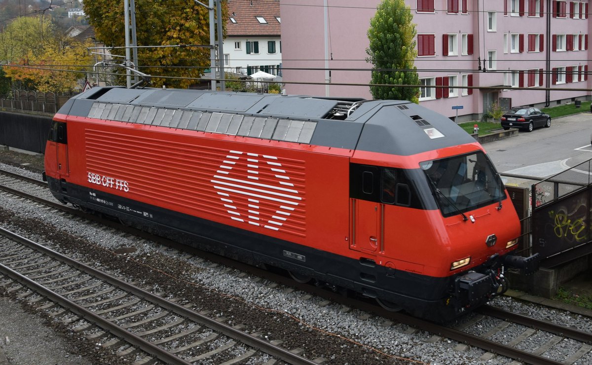 Re 460 117-5  Zürichsee  bei der Durchfahrt in Pratteln als Lokzug in Richtung Basel am Vormittag des 10.11.2017. Für mich überraschend wieder eine neue Variante der Front: Dieses Mal mit erhabenem SBB-Logo, quasi wie in alten Zeiten ..... :-)