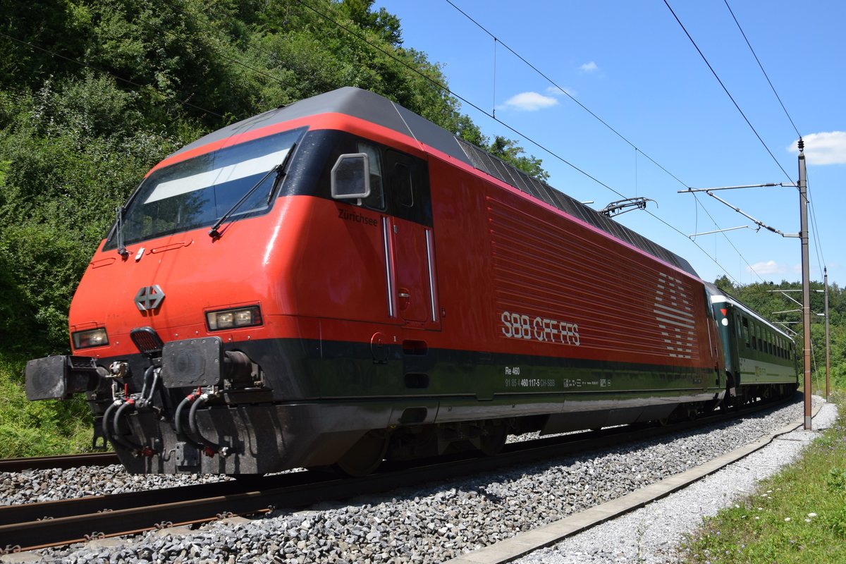 Re 460 117-5  Zürichsee  zieht am 12.07.2018 ihren Interregio bei Wallbach (Schinznach-Dorf) in Richtung Basel.
