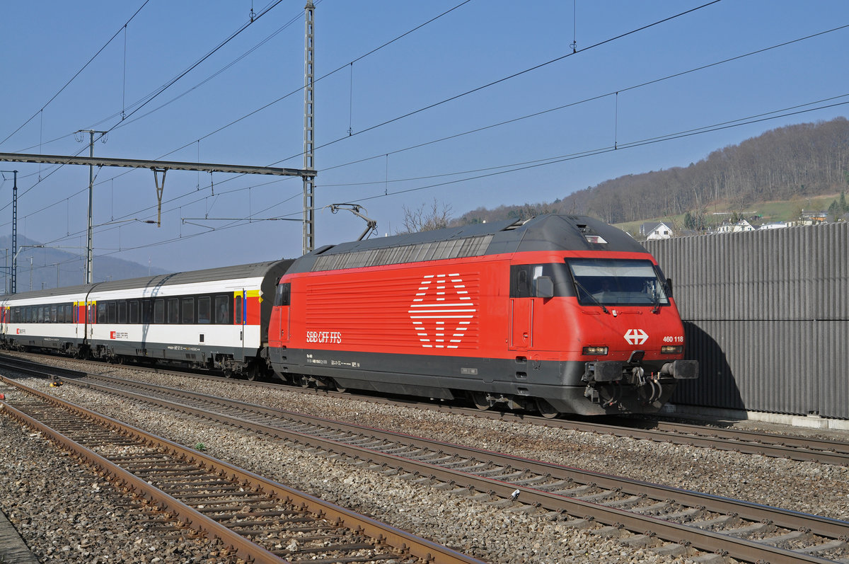 Re 460 118-0 durchfährt den Bahnhof Gelterkinden. Die Aufnahme stammt vom 16.03.2017.